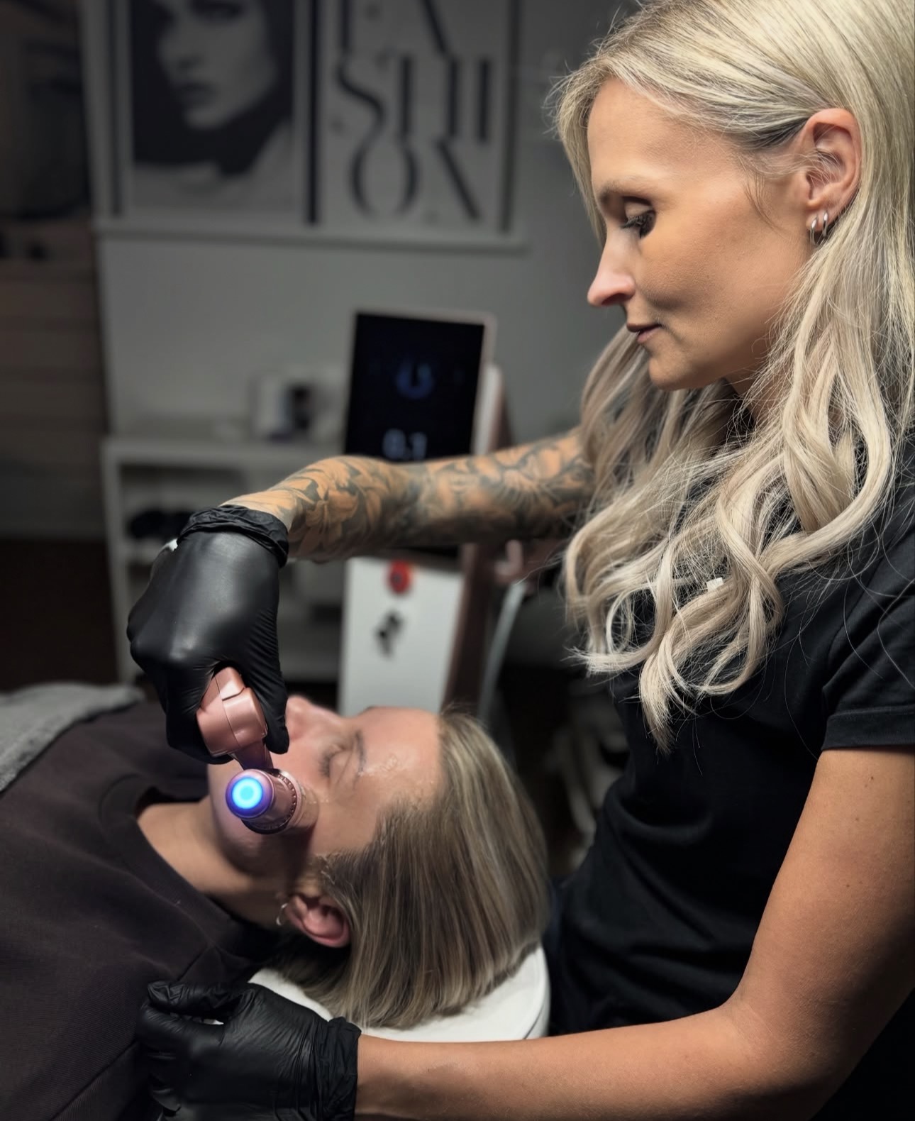 Linda utför UMPT HIFU-behandling med fokuserat ultraljud
