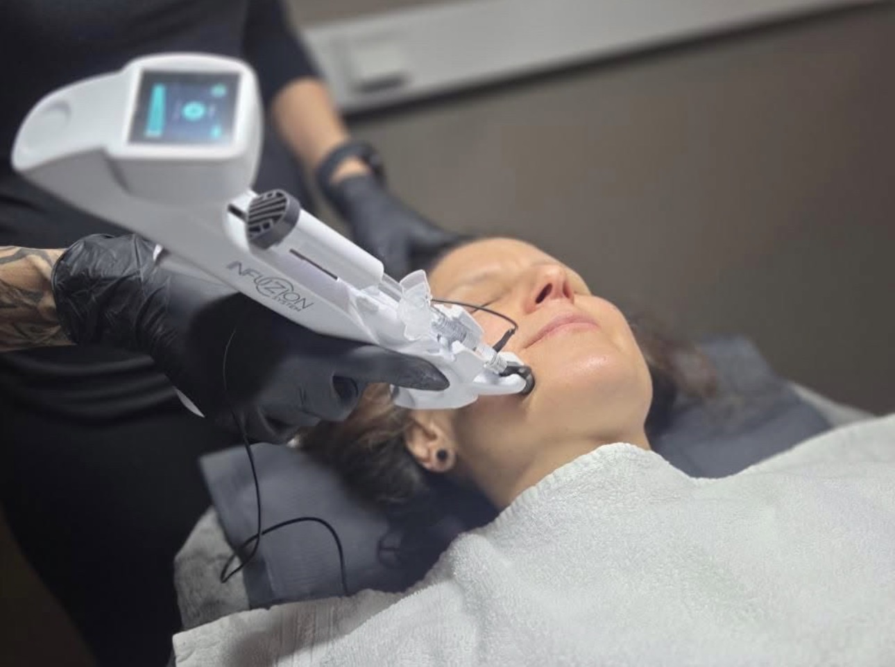 Infuzion System nålfri skinbooster-behandling utförs i kliniken